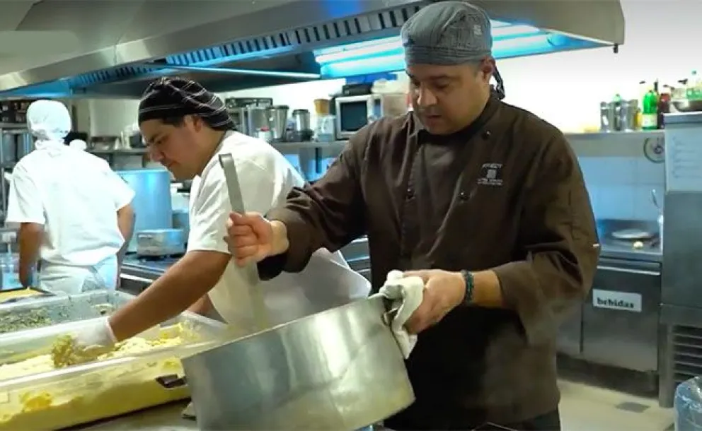 Los gastronómicos acordaron un 49 por ciento de aumento para el semestre