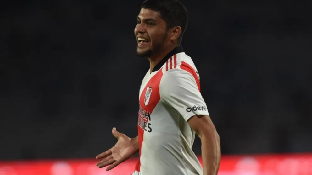 River, en problemas: FIFA falló en contra por el pase de Robert Rojas