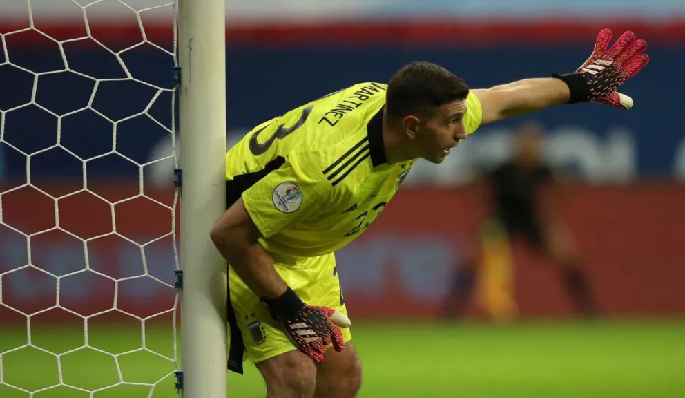 Las vueltas de la vida: Dibu Martínez casi juega en otra selección y dos grandes lo rechazaron