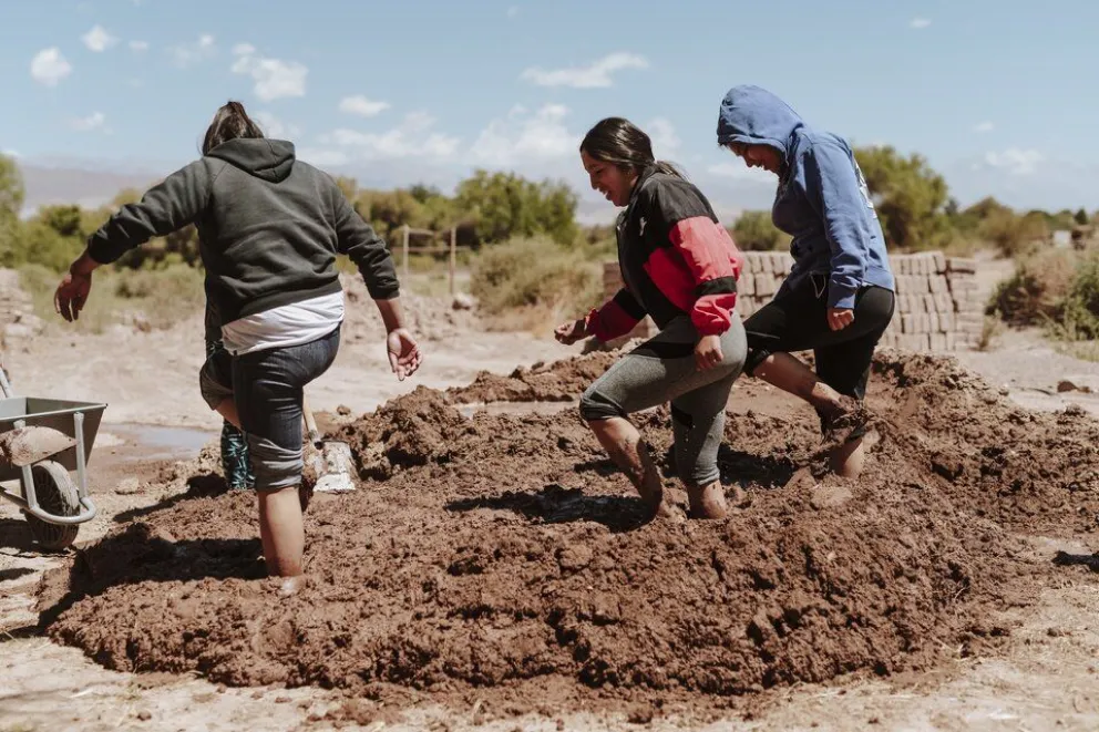 Mamás levantan casas de adobe: “Juntas construimos nuestro hogar” |  NoticiasNet - Informacion de Rio Negro, Patagones y la costa.