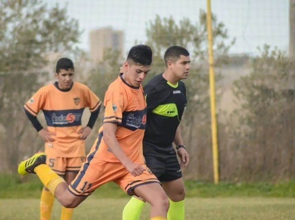 De La Peña a la Selección de Chile: el viedmense Ramiro Pávez empieza a pisar fuerte como futbolista