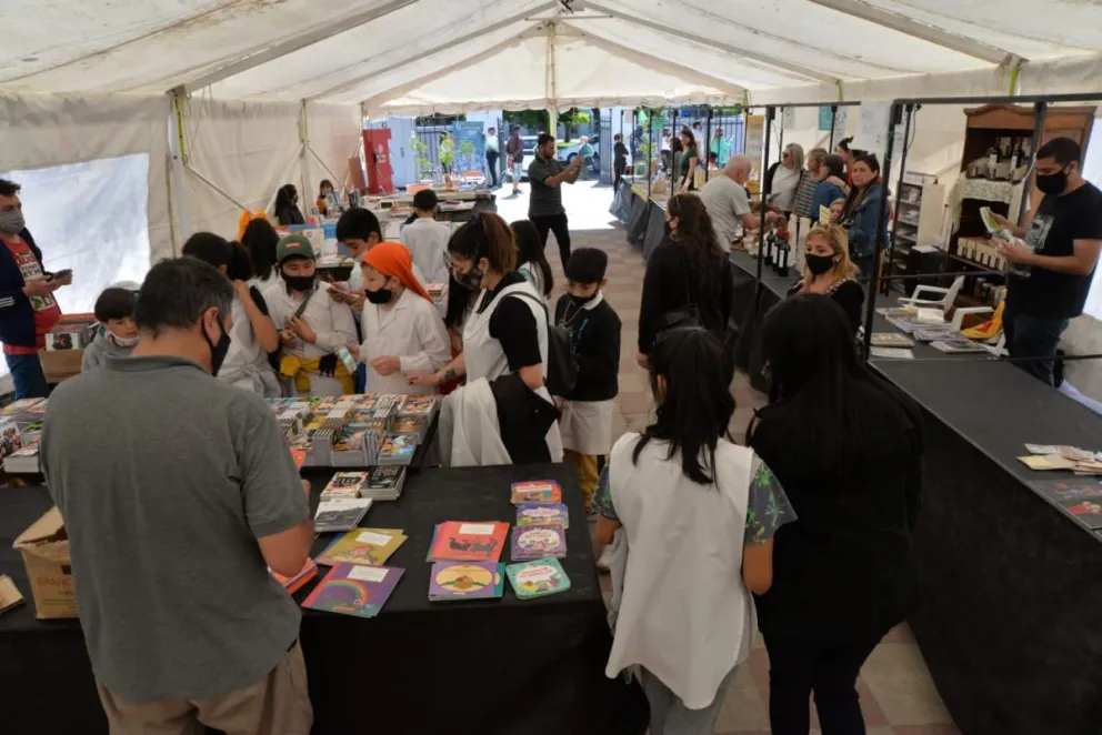 La plaza Alsina y la Manzana Histórica desbordan con libros, música y artesanos