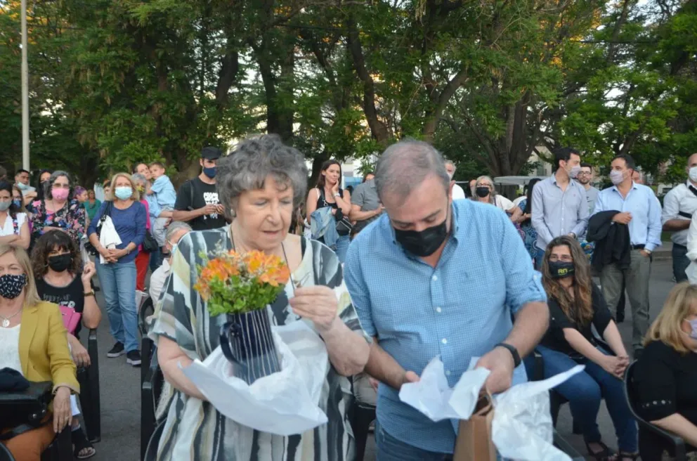 Homenajearon a dos reconocidas poetas en la Feria del Libro