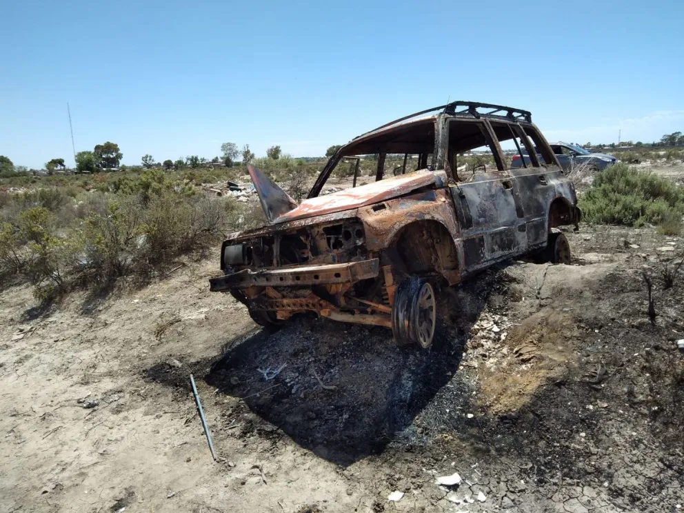 Maldad pura: Le robaron la camioneta adaptada y se la prendieron fuego