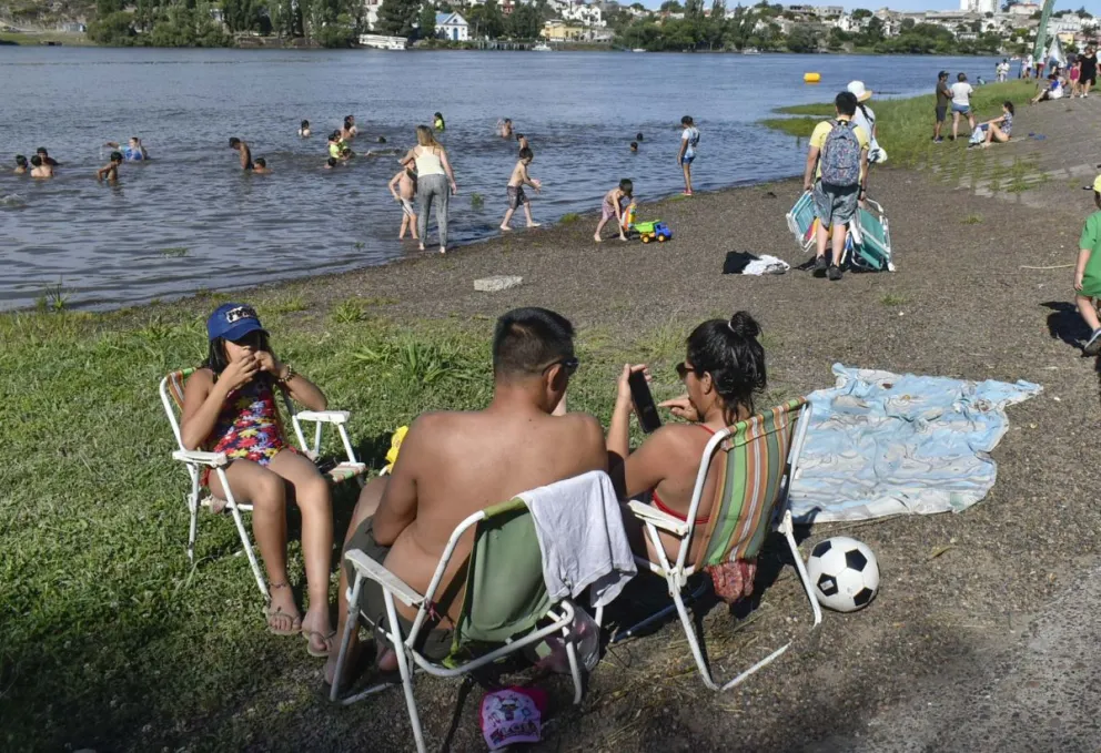 A pleno sol, estalló el verano en el río y en la costa atlántica