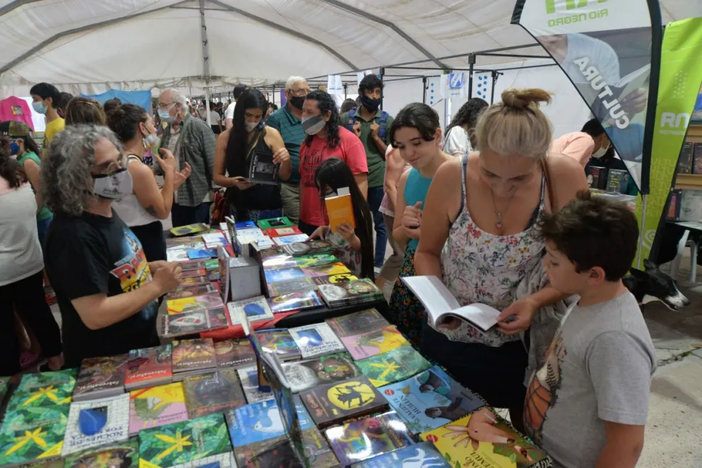Cerca de 12 mil personas pasaron por la Feria del Libro