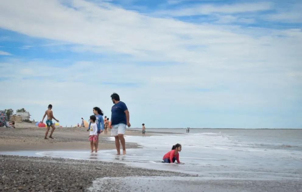 Aprovechando el buen clima, vecinos de la Comarca se volcaron a las playas de El Cóndor