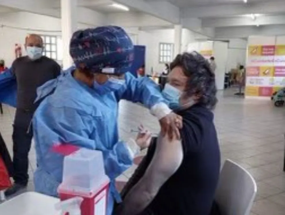 Javier Milei se vacunó contra el Covid y estallaron las redes