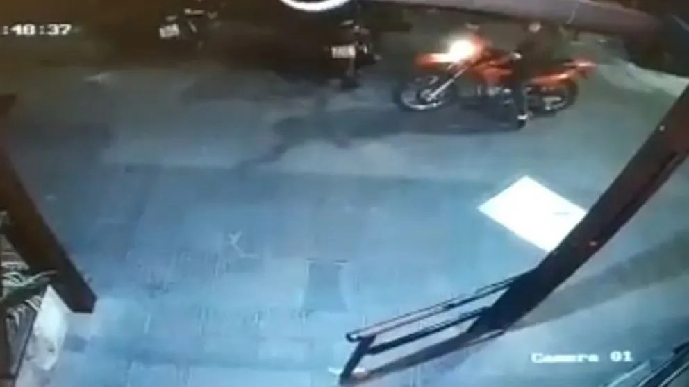 Impactante video: Como en las series de narcos, sicarios atacaron a tiros a un restaurante lleno de gente  