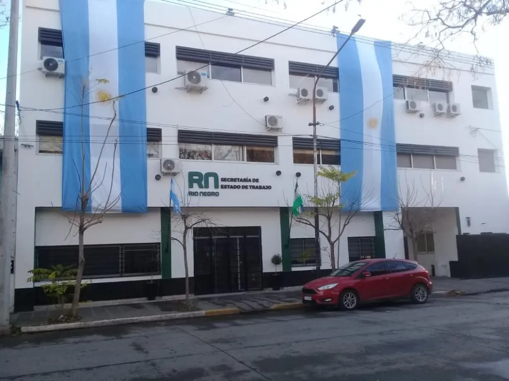 Trabajo en tiempos de crisis: reciben demandas de todos los frentes