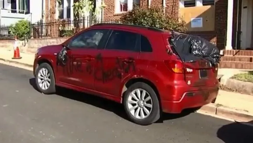 Destrozó y pintó en el auto de su ex “Es un infiel”, pero se equivocó de vehículo: qué dijo el dueño