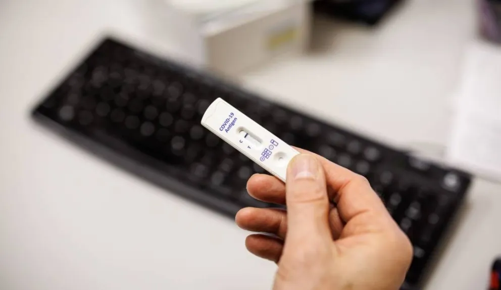 Insólito: Sale a la venta un kit para “autoinfectarse” de Covid-19 promovido por los antivacunas 