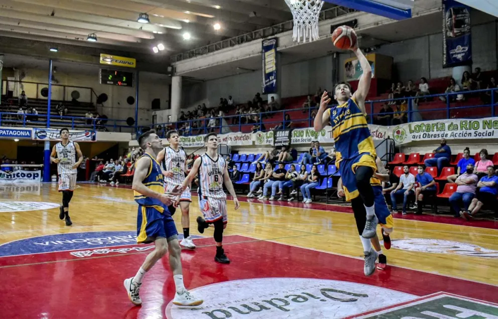 Hay tercer juego: Atenas lo ganó en la última bola y la serie de semifinales con Depo Viedma quedó igualada