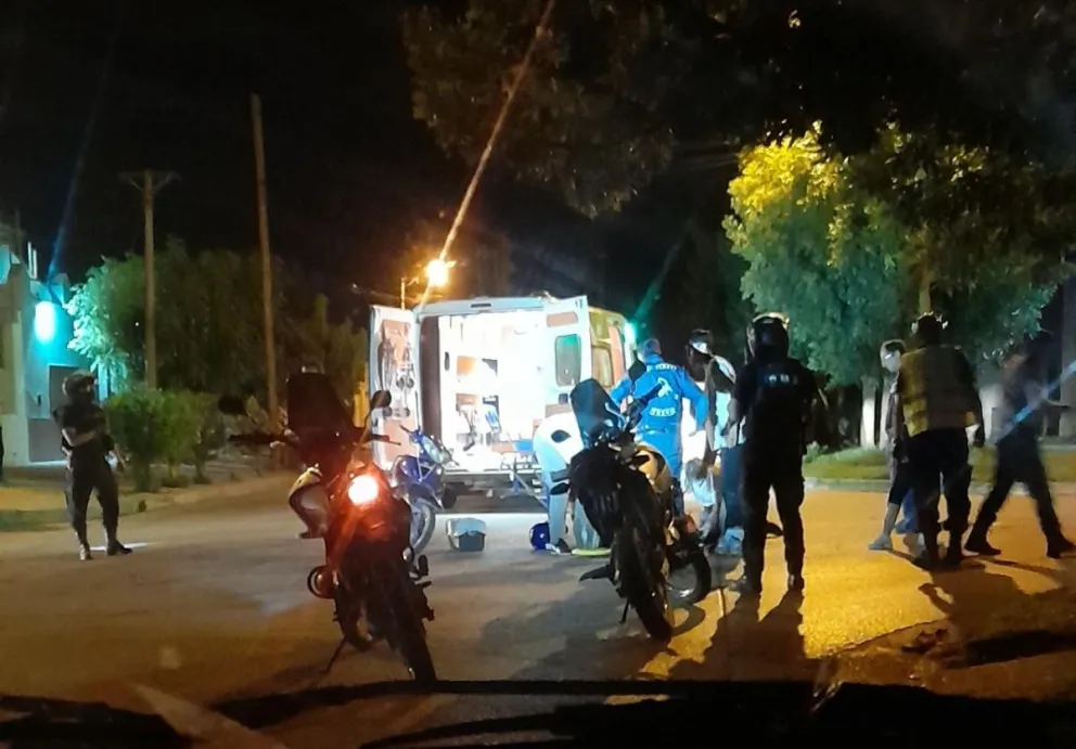 Una moto sin luces chocó contra una camioneta: los del rodado menor terminaron hospitalizados