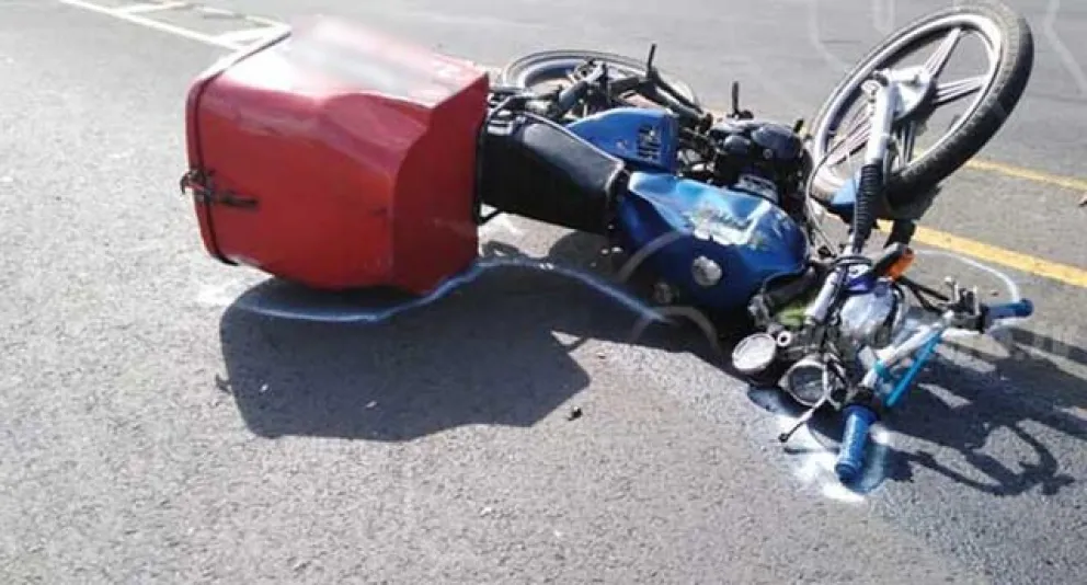 Motociclistas con golpes en Viedma: Chocados y abandonados por los conductores de autos