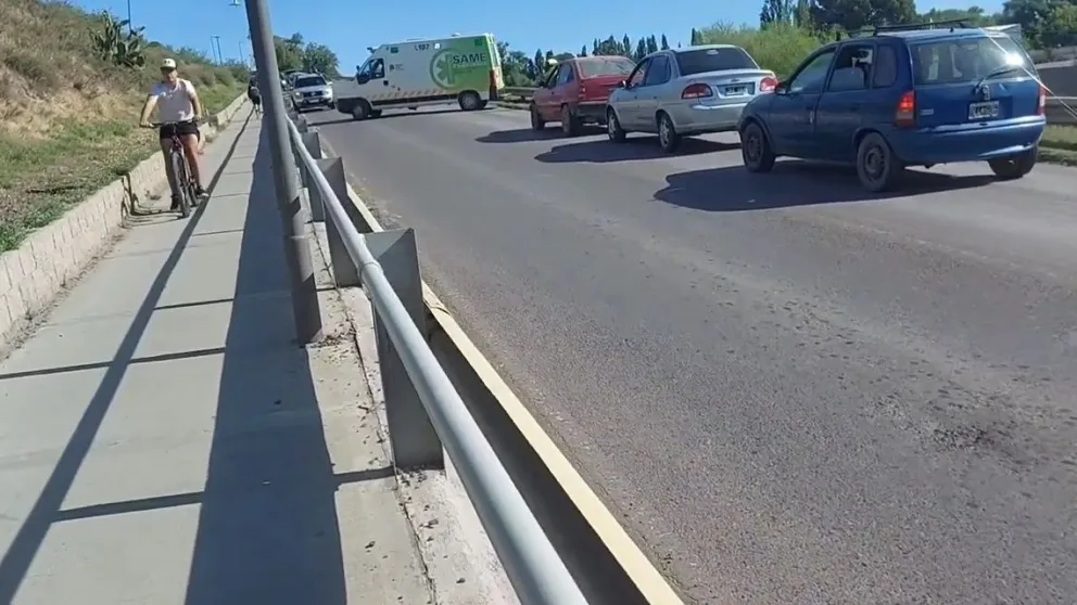 Choque en el puente, demoras y una mujer trasladada al hospital Ecay