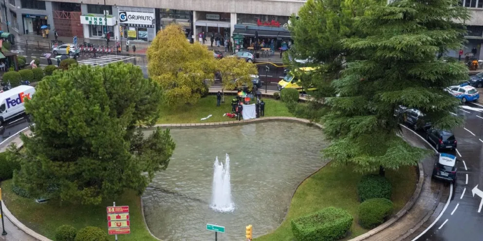 Conmoción: un hombre desnudo se apuñaló a sí mismo hasta la muerte frente a policías
