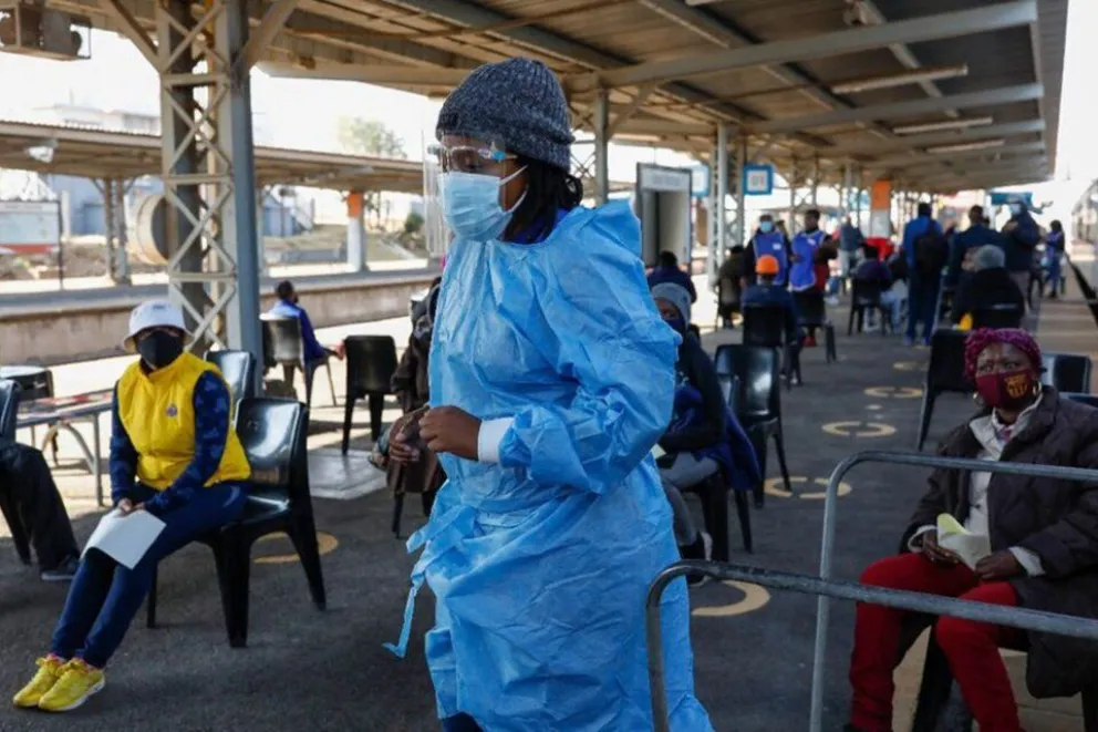 Detectaron una nueva variante del coronavirus en Sudáfrica