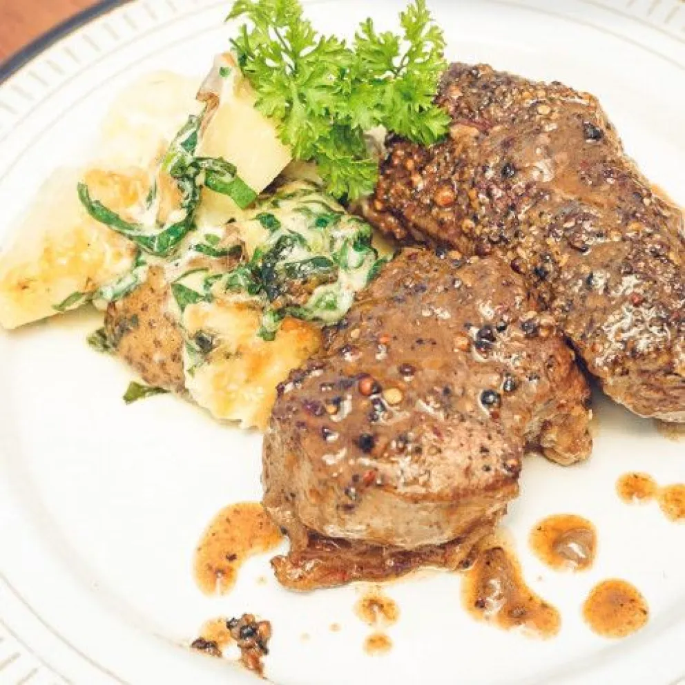 ¡No puede fallar! Bifes de cuadril a la pimienta con papas a la crema