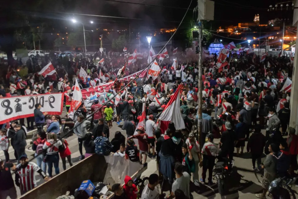 River ya salió campeón: noche de carnaval en la Fuente Pucará de Viedma