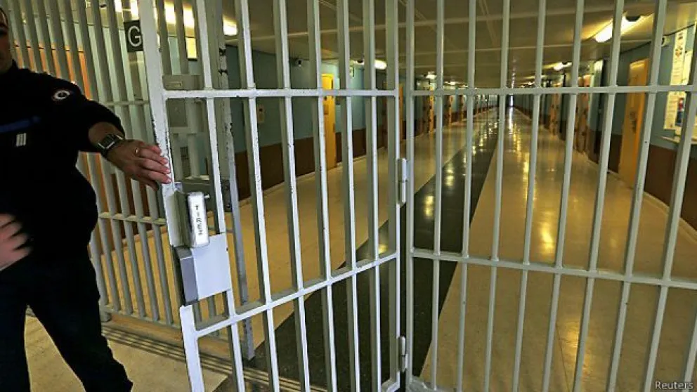 Pedófilo se declaró mujer, lo llevaron a una cárcel femenina y violó a su compañera de celda