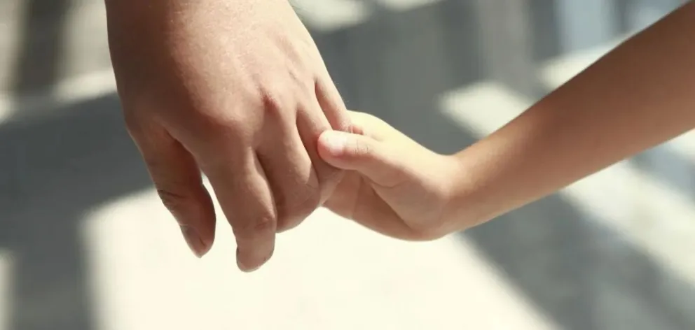 Papás del corazón: Cuando el apego con la familia de crianza está blindada