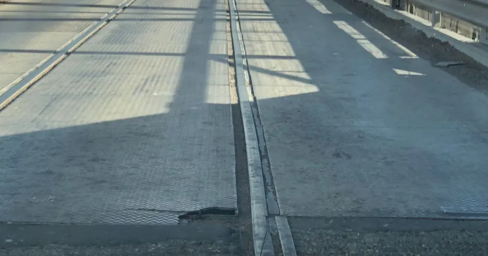 Peligro latente de choques por una chapa rota en el Puente Ferrocarretero