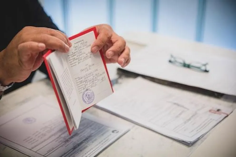 Fue como testigo del civil de su mejor amigo pero por un error terminó casado él