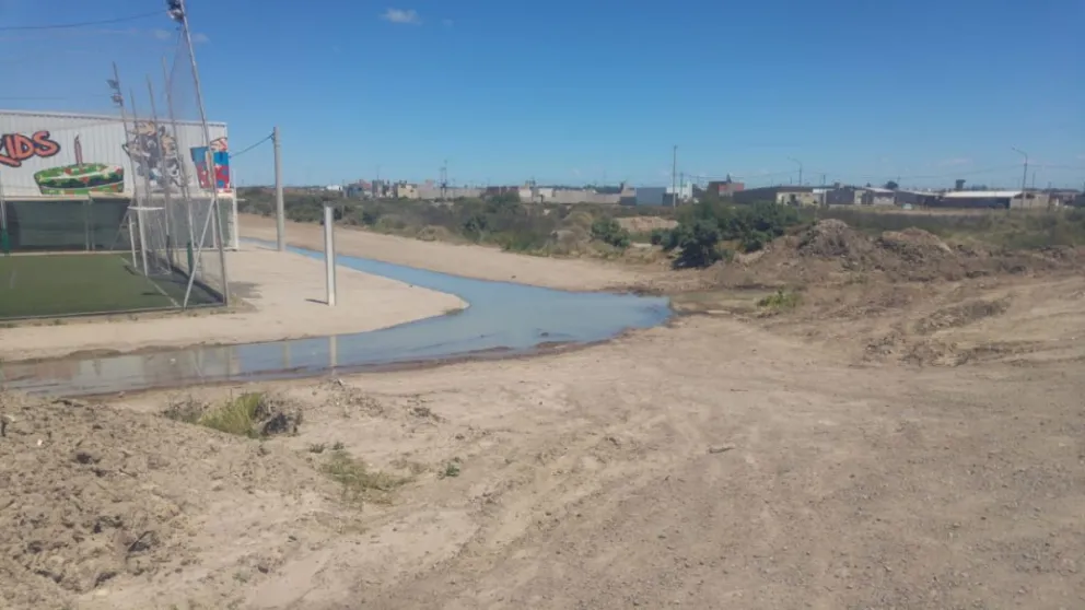 Vecinos del barrio Jardín enojados: una laguna con aguas servidas no los deja respirar