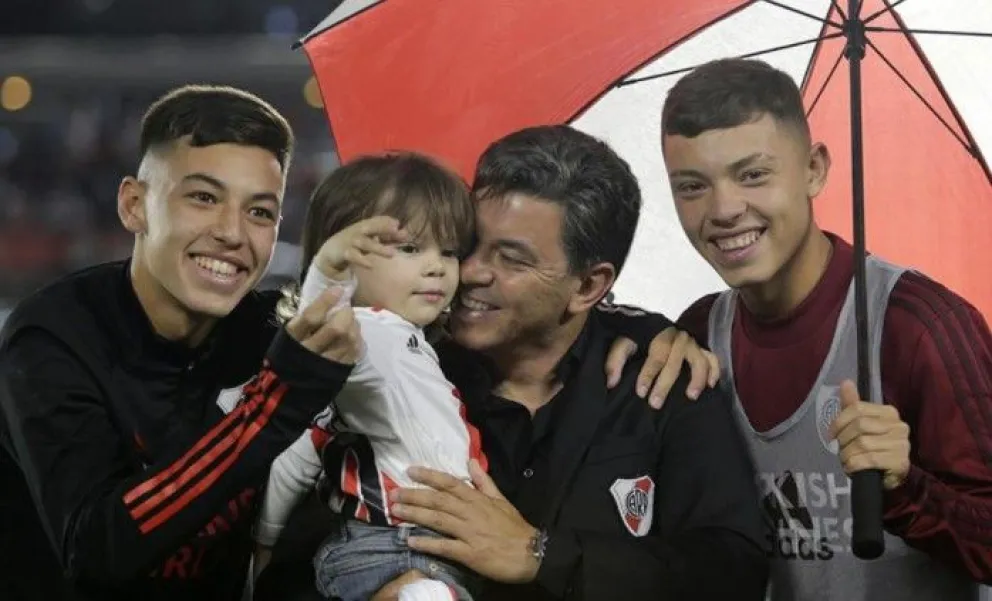 "Se me eriza la piel": El emotivo festejo del Muñeco Gallardo con sus hijos tras la obtención del título