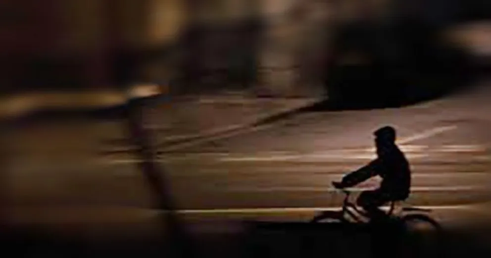 Estaba en una cervecería, se cruzó a la costanera y le robaron el celular