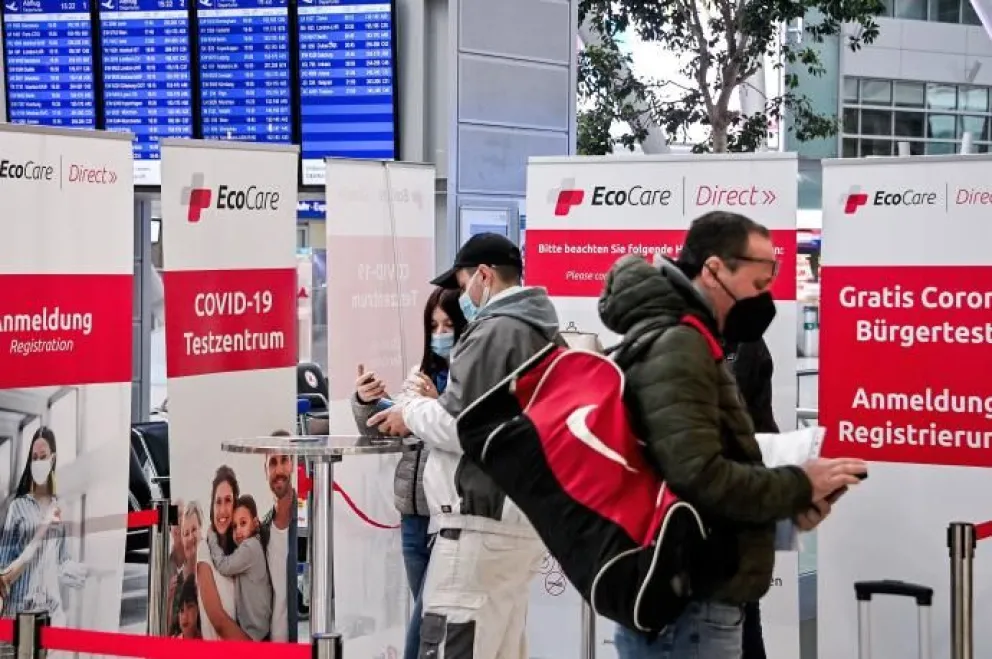 Ante la variante Omicron suman restricciones en todo el mundo para viajeros del sur de África