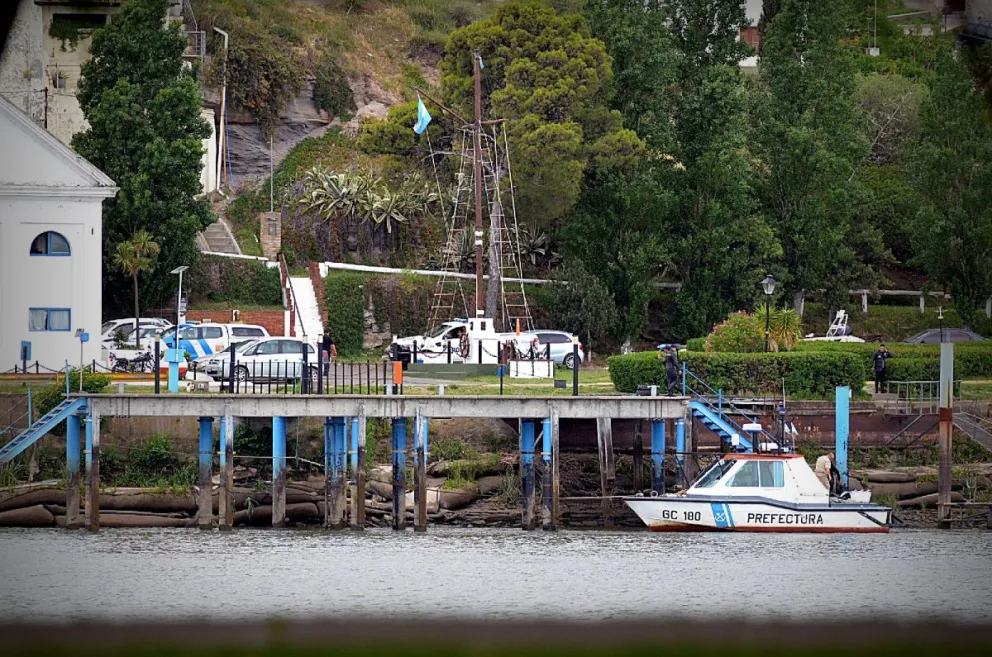 Alertado por el dueño: personal de Prefectura rescató a un perro que no podía salir del río Negro