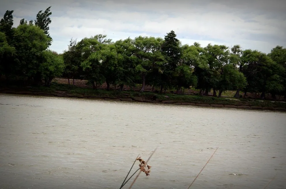 Un pescador encontró el cuerpo sin vida de un hombre en aguas del río Negro 