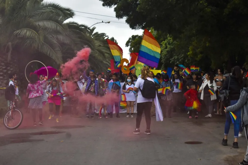 La comunidad LGTBI puso color  para salir a las calles de Viedma por más derechos