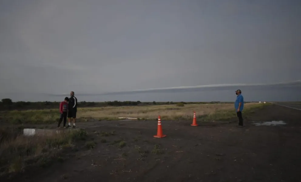 Las lagunas sobre un camino vecinal provocaron un vuelco y un susto para el conductor