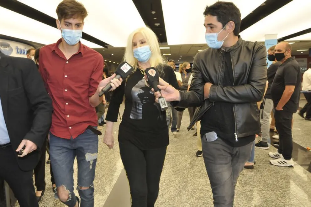 Susana Giménez volvió al país: fotos con fanáticos y un viaje accidentado en clase turista 