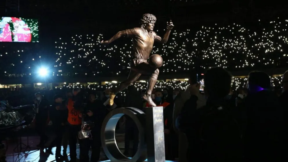 Napoli honró a Diego Maradona con una impactante estatua de tamaño real 
