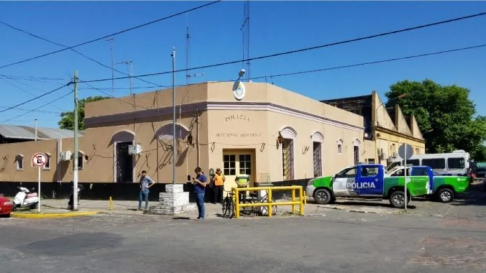 Intento de femicidio: empujó a su ex pareja por el balcón y la mujer quedó clavada en la reja