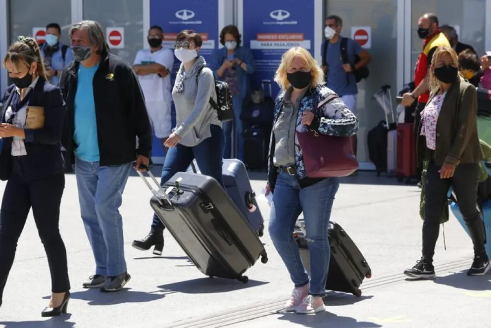 Cepa Ómicron: viajeros que lleguen al país desde África deberán realizar un aislamiento