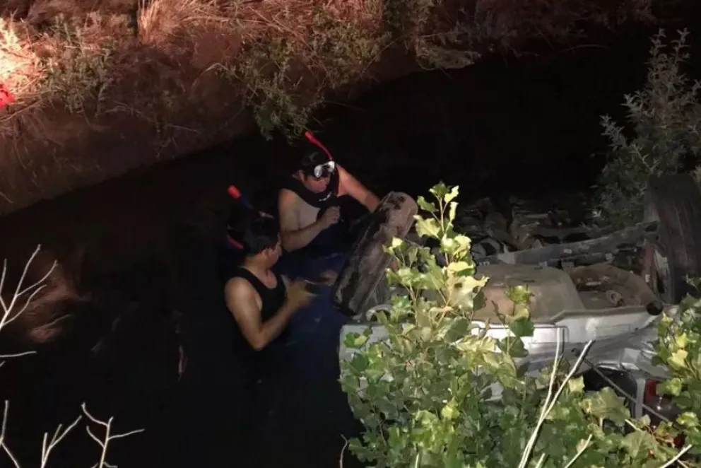 Un auto volcó, cayó a un canal y murió una nena de 4 años que viajaba con su familia