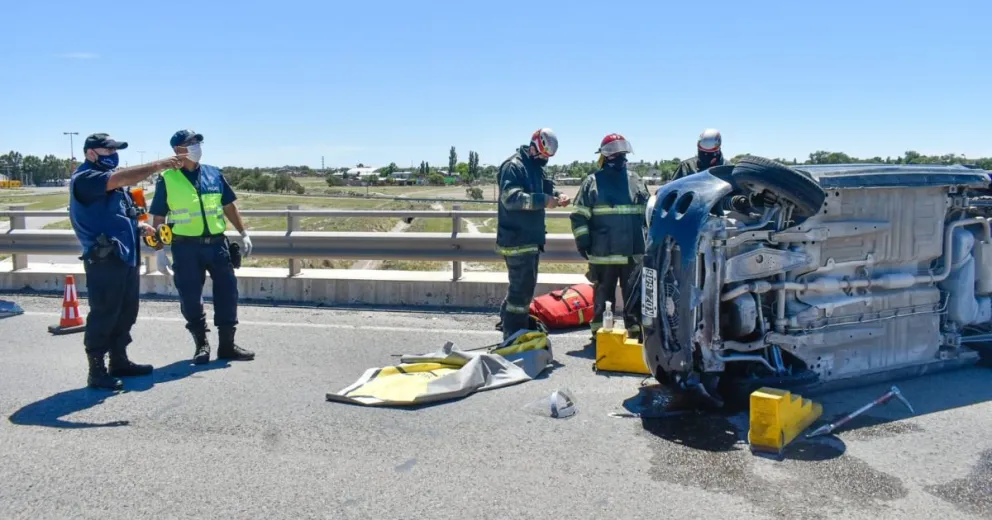 Tremendo vuelco en el Puente Seco de Patagones