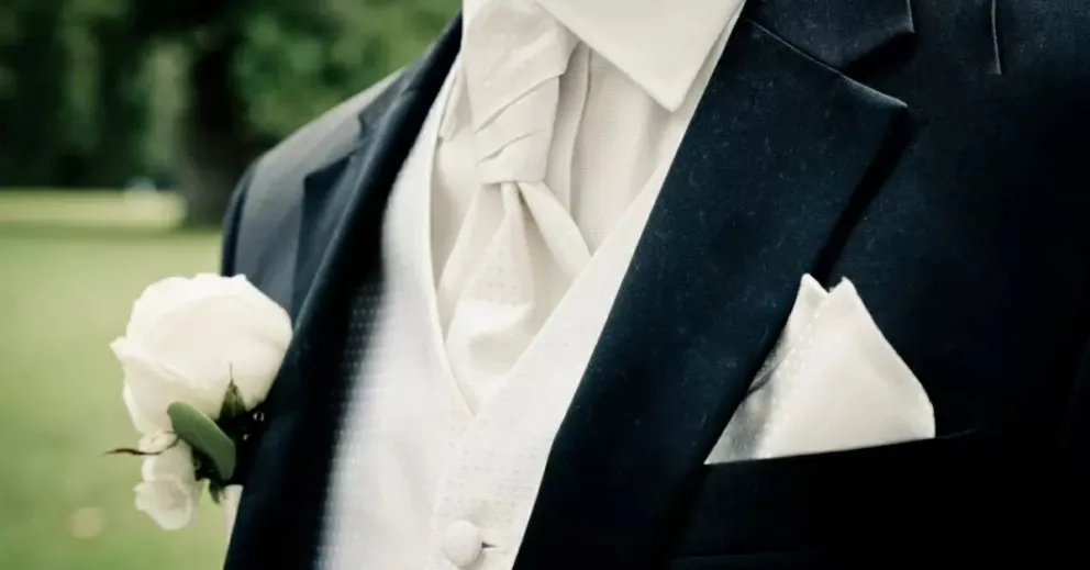 Se casa sí o sí: el novio se intoxicó el día de su boda y lo reemplazaron con un maniquí 