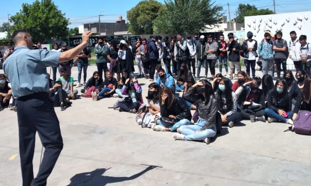 Violencia de género: La Comisaría de la Familia salió a las escuelas