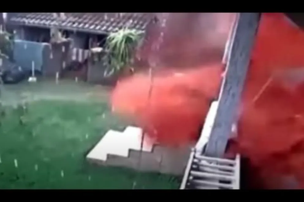 Impactante video: Un hombre fue arrastrado por una avalancha de barro en su propia casa y se salvó de milagro 