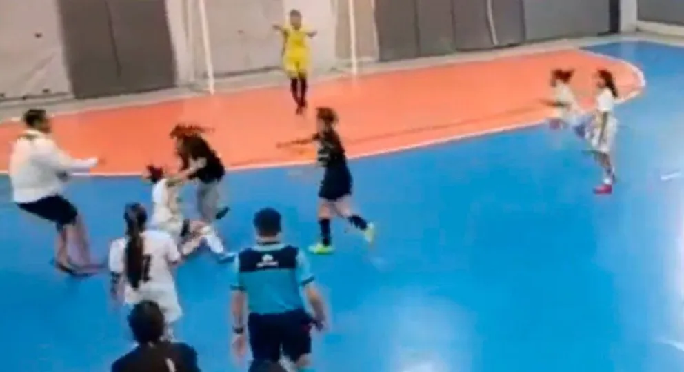 VIDEO: Brutal agresión a una jugadora de futsal de Boca en pleno partido