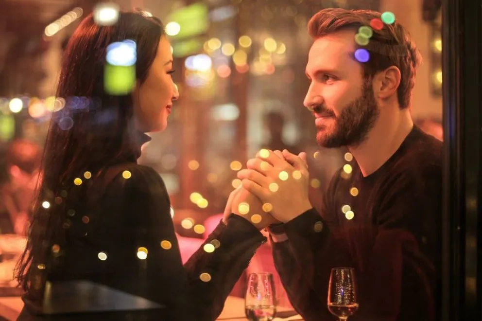 ¡Se pasan de románticos! Estos son los signos del zodíaco más cursis con sus parejas