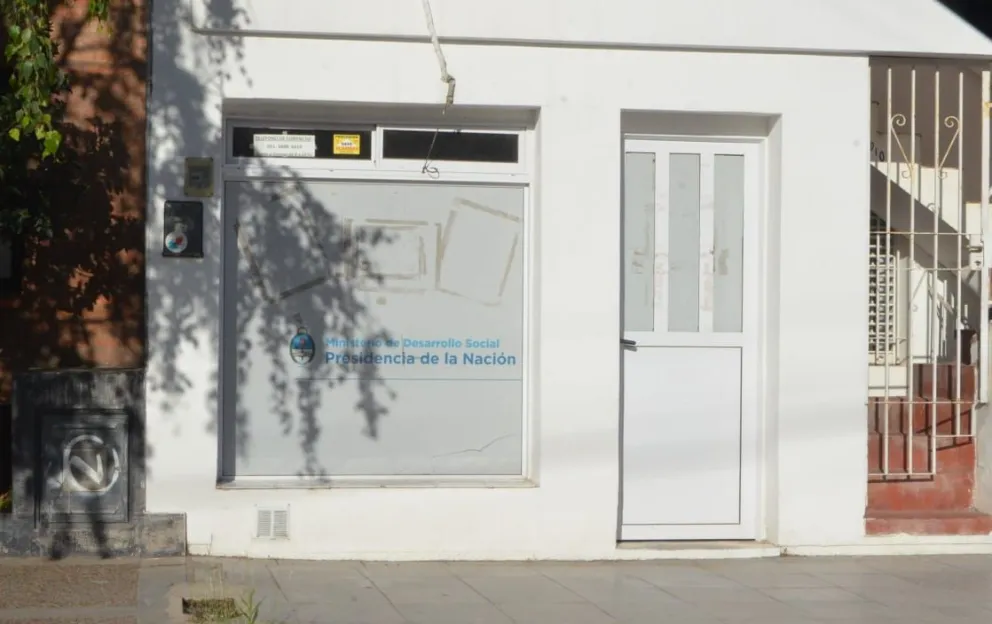 Desarrollo Social de Nación cambió la oficina de Viedma por un celular de Buenos Aires
