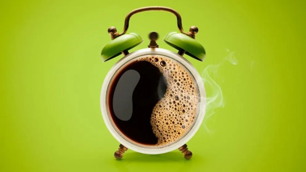 Desayunar tarde puede alterar el "reloj alimenticio" del cuerpo: qué horario es el mejor