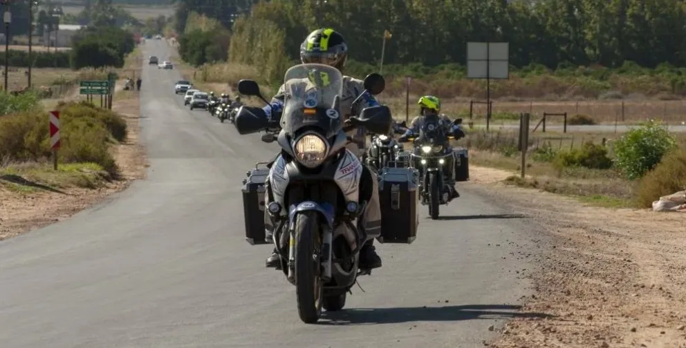 Increíble: sacaron el cadáver de su amigo del ataúd para darle un paseo en moto